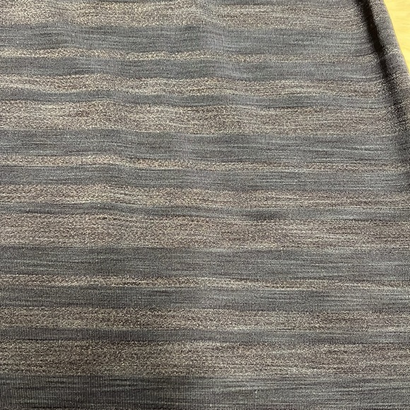 Like new Athleta navy fitted running t shirt - Picture 3 of 4